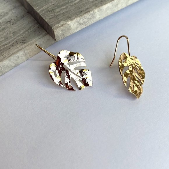 New ~ Anthropologie Monstera Leaf Earrings - Picture 5 of 7